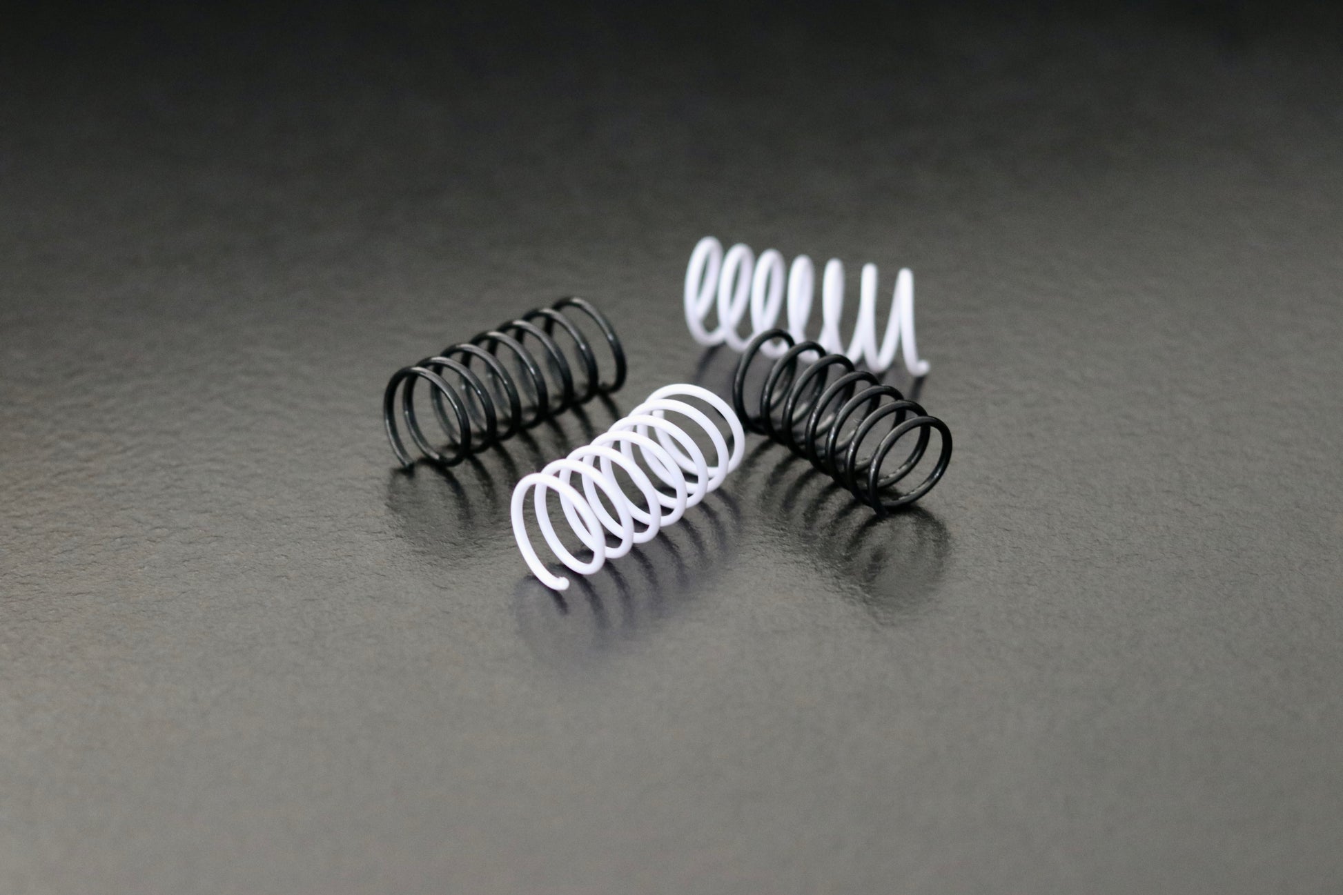 Schwarz-weiße Spielzeug-Spiralen für Katzen auf hellem Boden