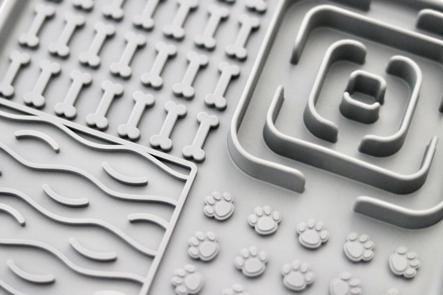 Lick mat: a snare stop and cat activity in one!