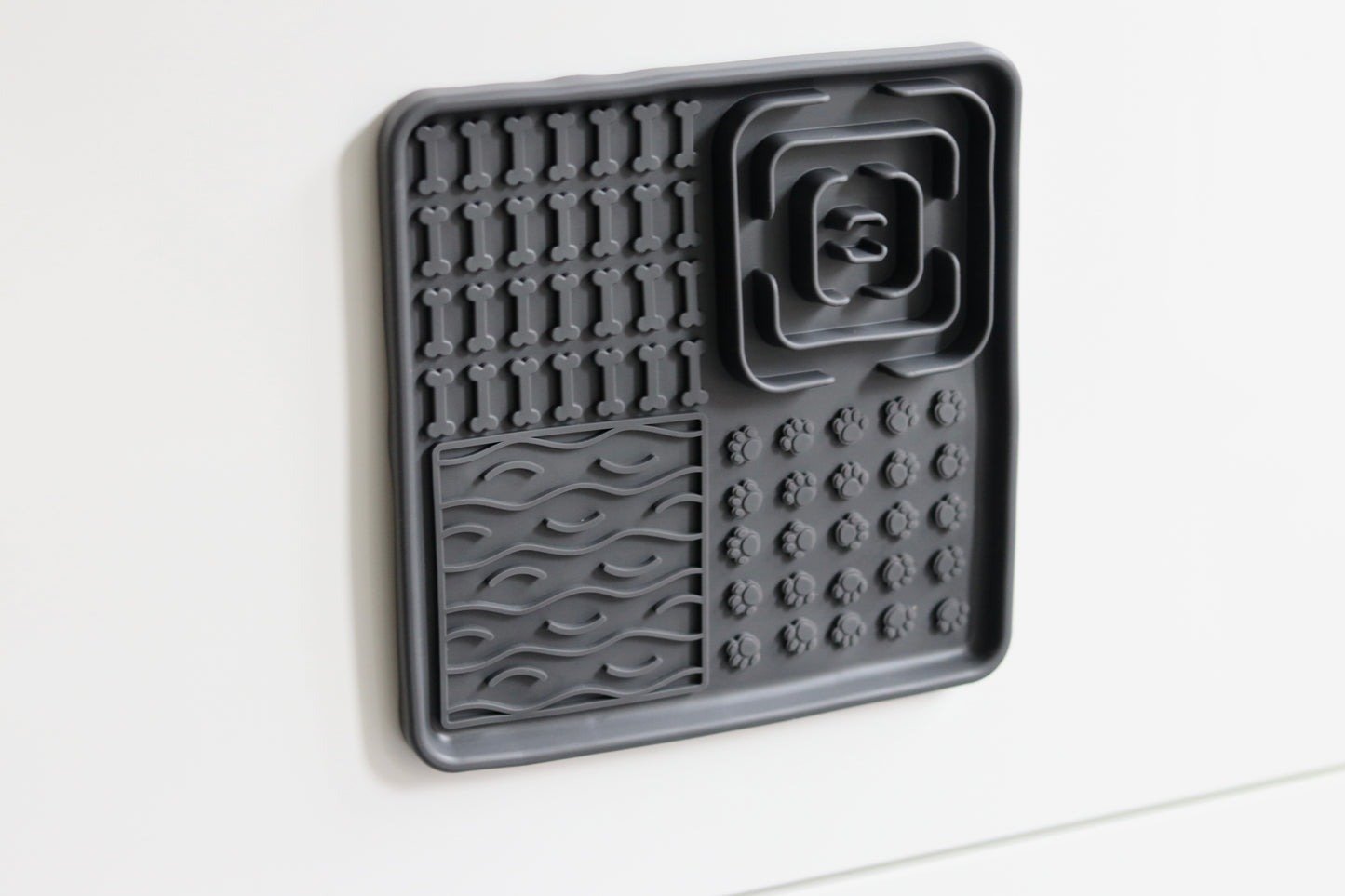 Lick mat: a snare stop and cat activity in one!