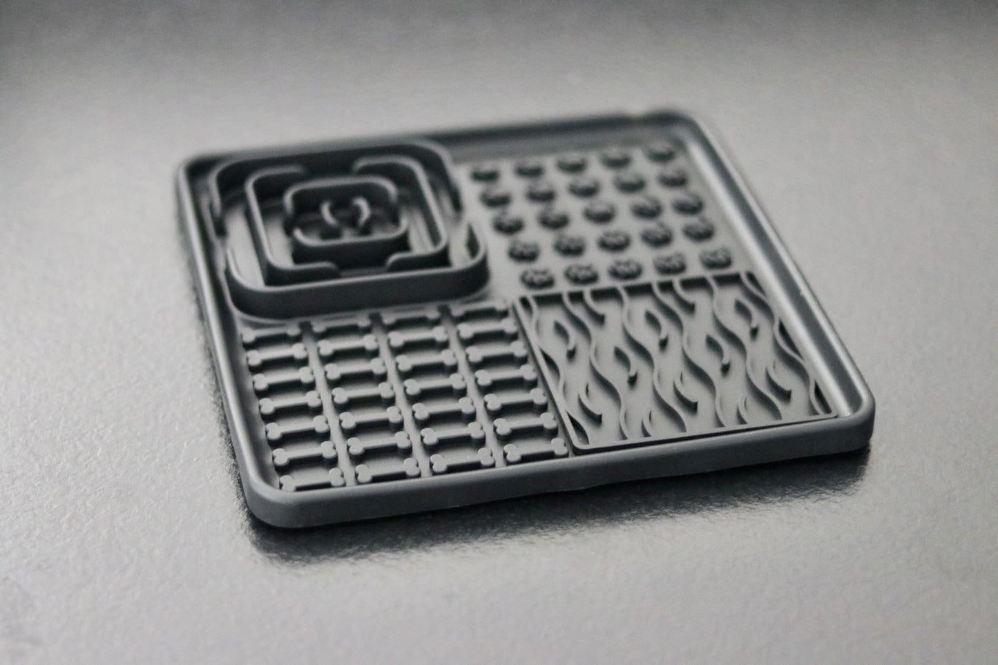 Lick mat: a snare stop and cat activity in one!